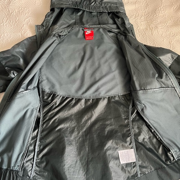 Nike Women's Two-Tone Windbreaker Jacket - Picture 8 of 11